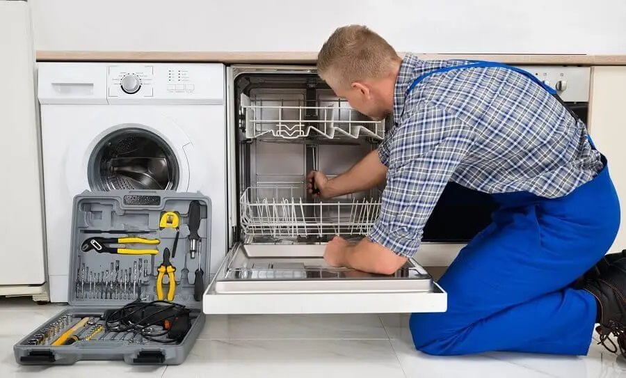Keçiören Warmhaus servisi teknisyen ekibi beyaz eşya tamiri yaparken